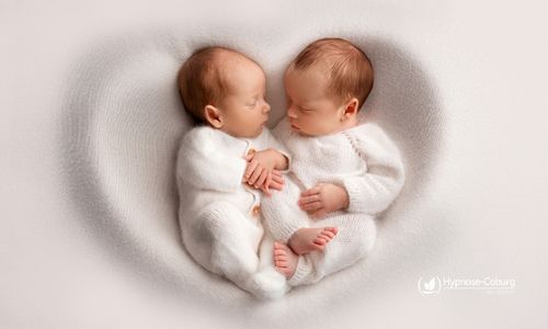 Zwei neugeborene Babys liegen eng aneinander, friedlich und verbunden – ein Bild für die tiefe Zwillingsbindung und den Schmerz des Verlusts.
